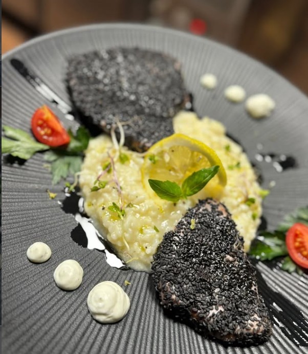 Italienisches Fischgericht mit Risotto