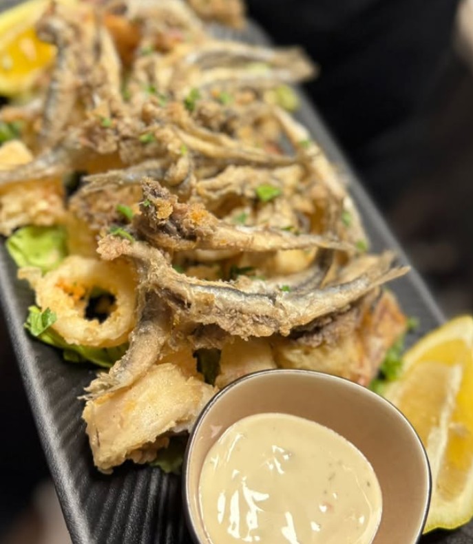 Frittierte Fischplatte mit Beilagen